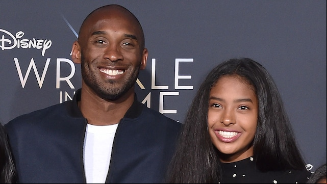 Vanessa Bryant, con Kobe Bryant, y sus hijas Natalia y Gianna en El Capitan Theatre, en febrero de 2018, en Los Angeles, California.