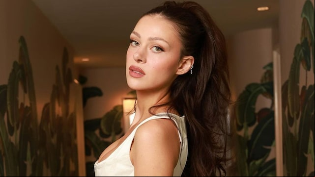 Nicola Peltz posando con conjunto blanco