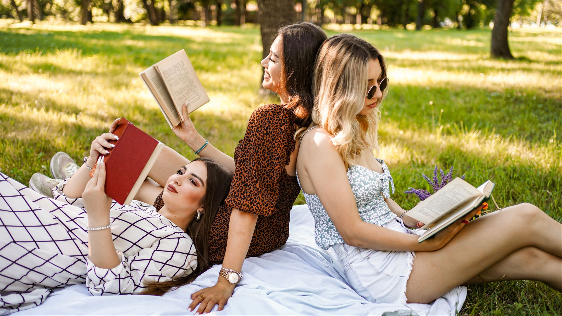 Estos son los 10 libros más virales de 2025 que están conquistando a jóvenes y adultos