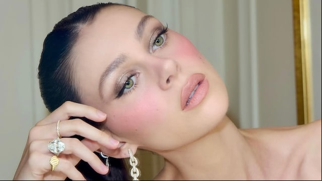 Nicola Peltz maquillajes en tonos frios