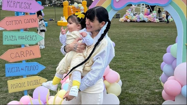 Cazzu con su pequeña Inti