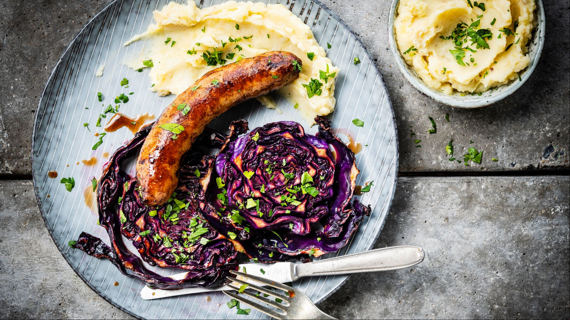 Salchichas con lombarda a la parrilla y puré de patata