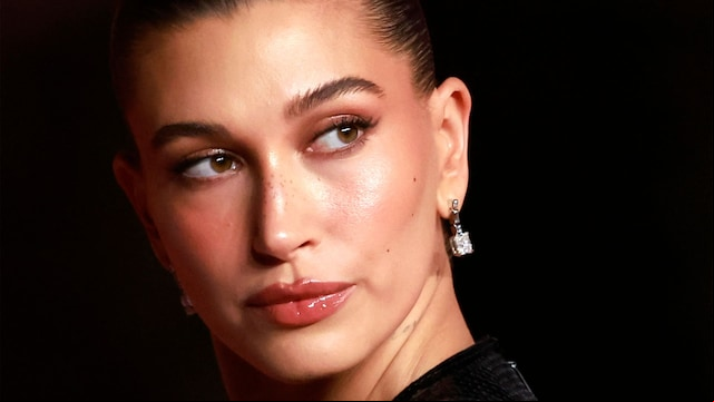 Primer plano de Hailey Bieber en los Oscar 2022