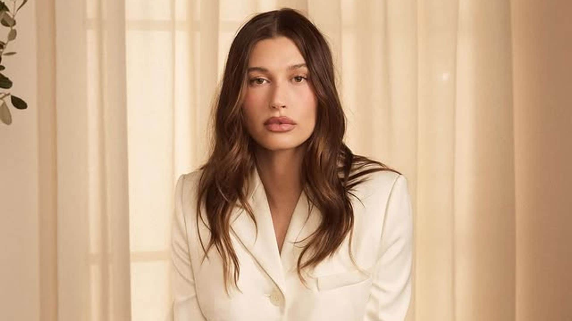 Hailey Bieber vende su marca de belleza, Rhode, por mil millones de dólares