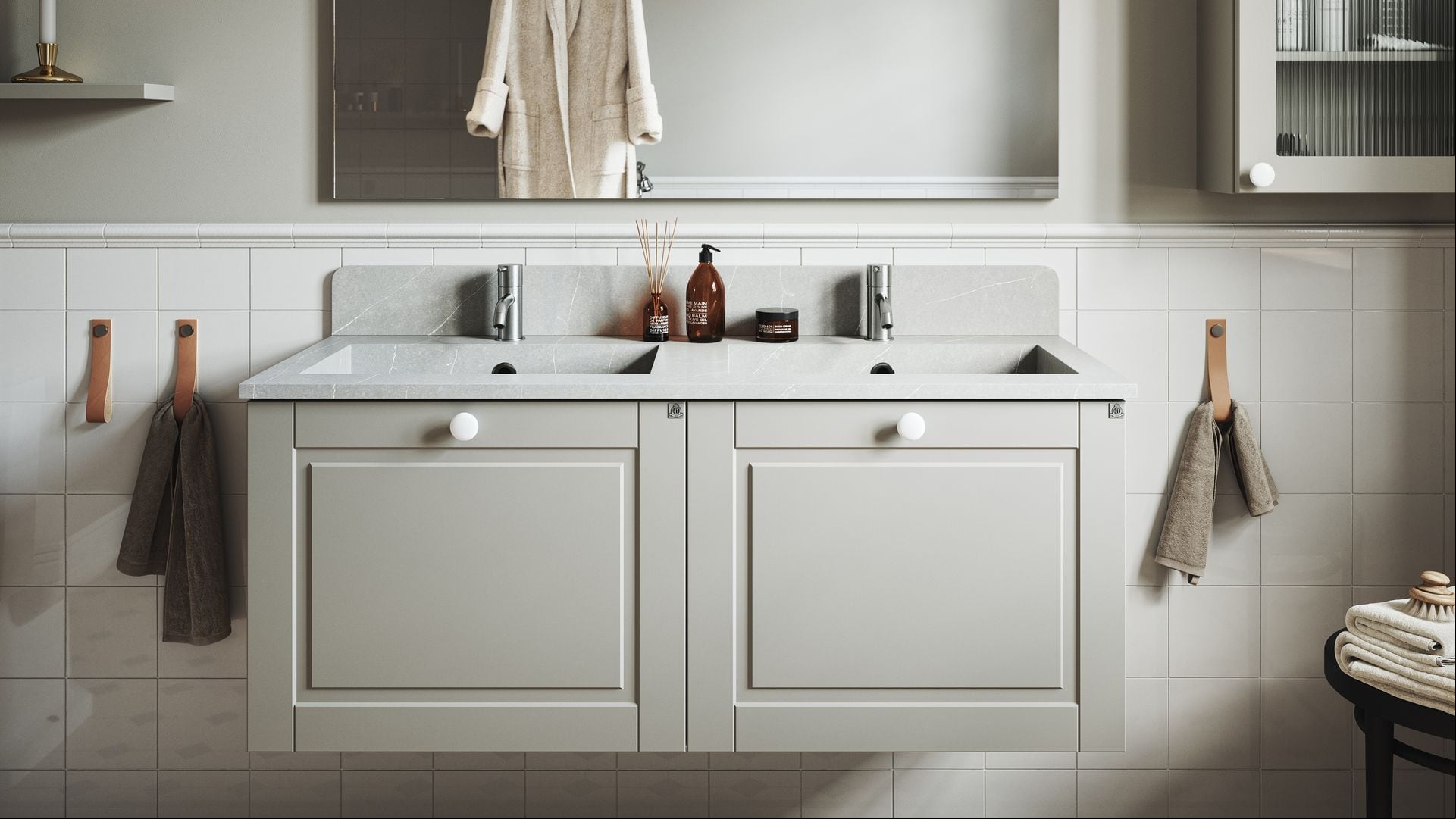 Baño con mueble bajolavabo con puertas, estantería, colgadores de cuero, azulejos blancos