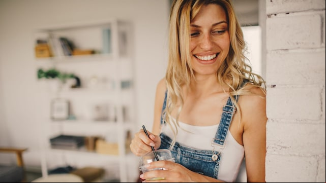 Mujer guapa come sano