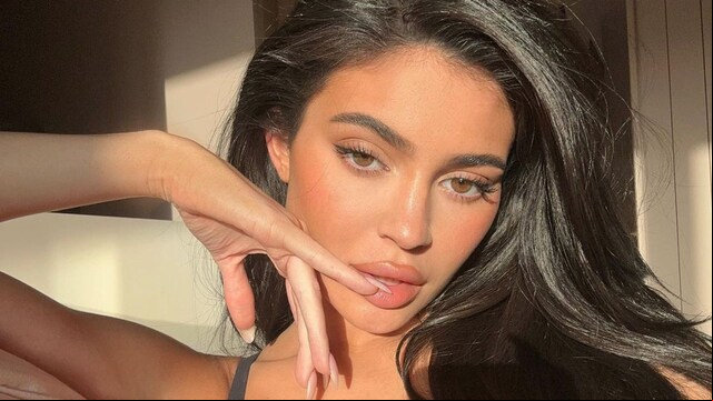 Kylie Jenner con sus habituales uñas almendradas