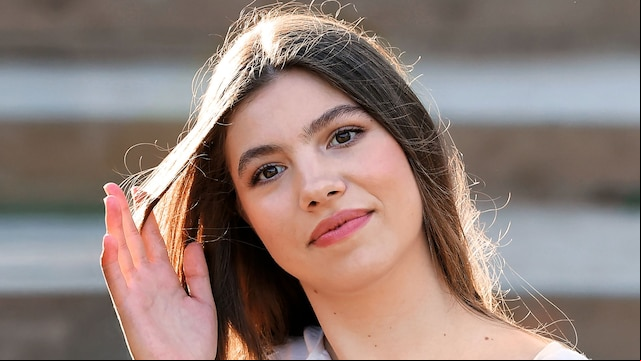 La infanta Sofía tocándose el pelo