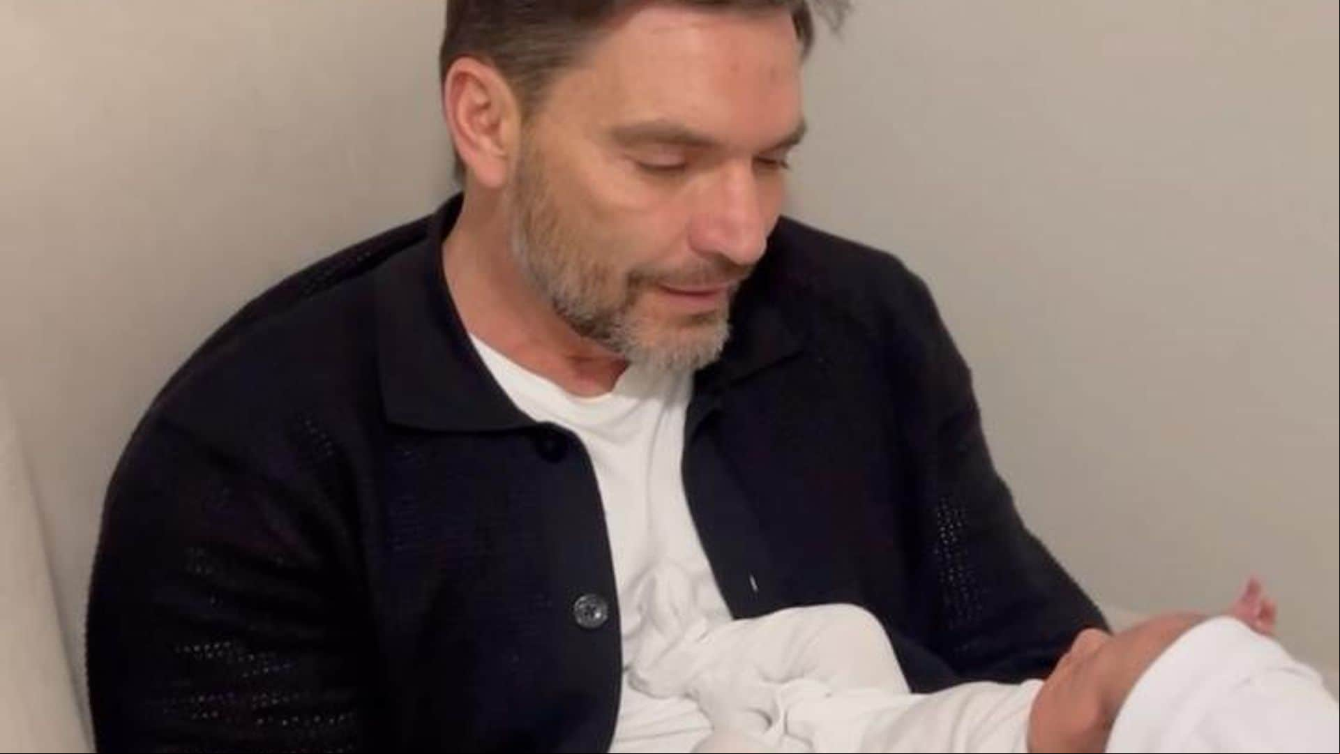 En exclusiva, Julián Gil nos habla de su emocionante debut como abuelo