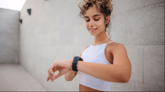 Mujer mirando su reloj