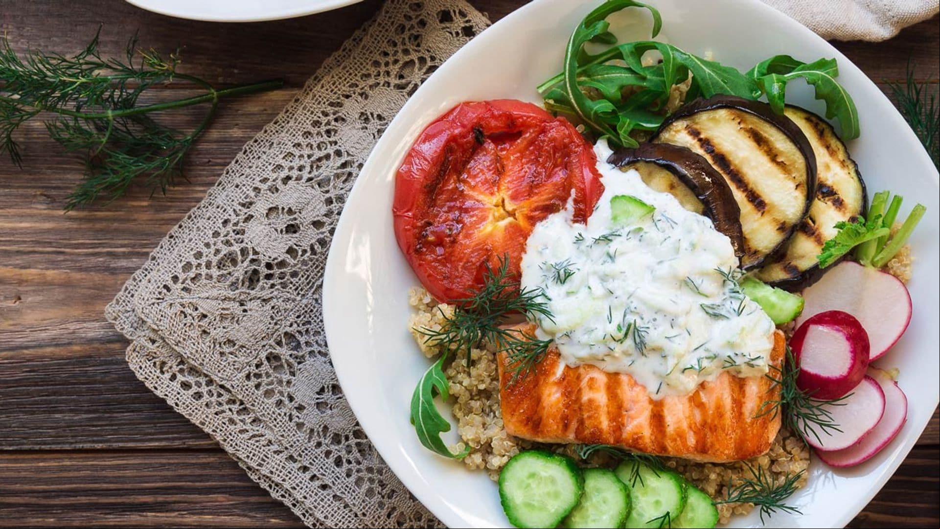Salmón a la parrilla con 'tzatziki', verduras y quinoa