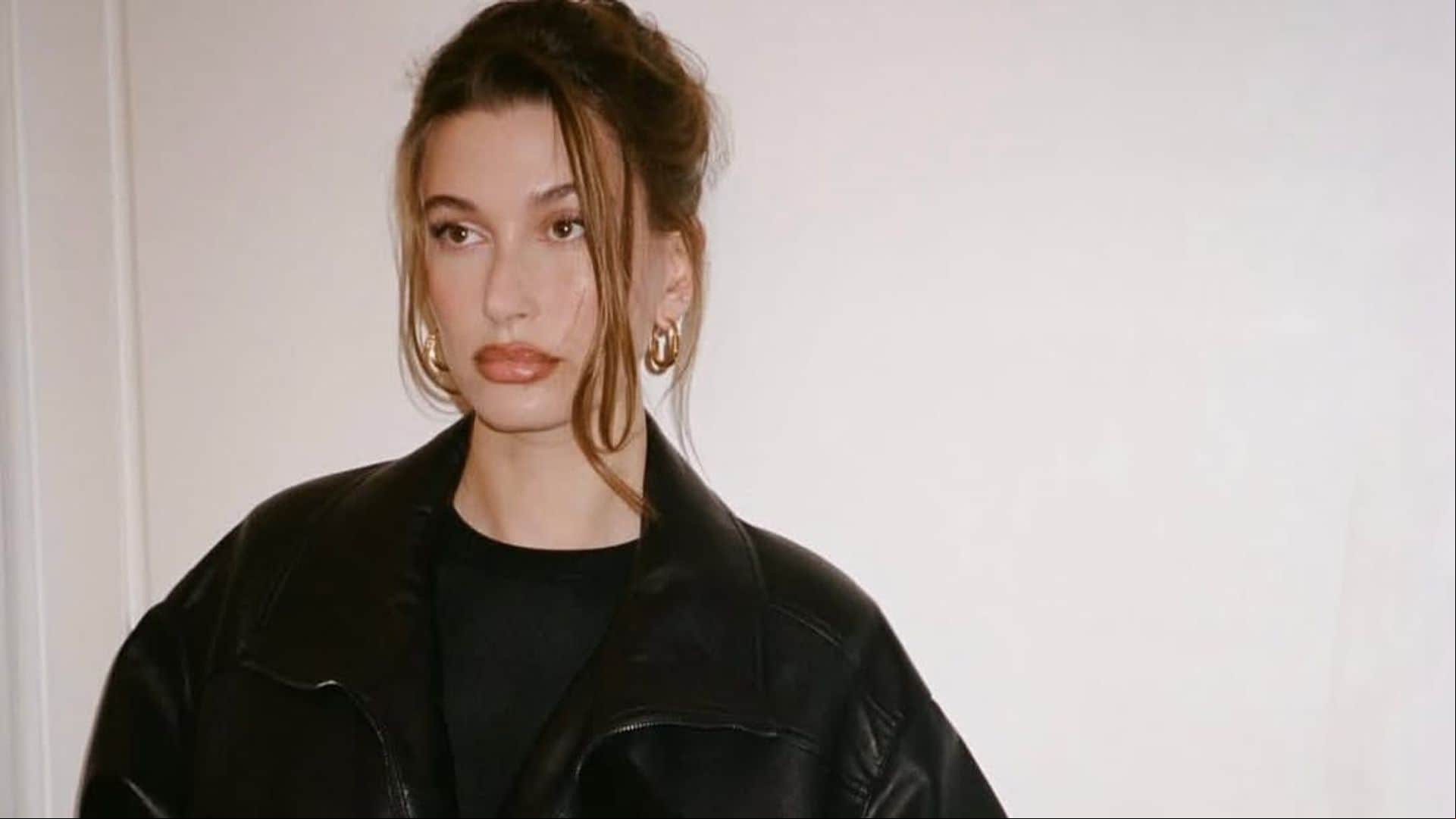 Hailey Bieber confirma el poder de una buena chaqueta con estos 3 looks en París