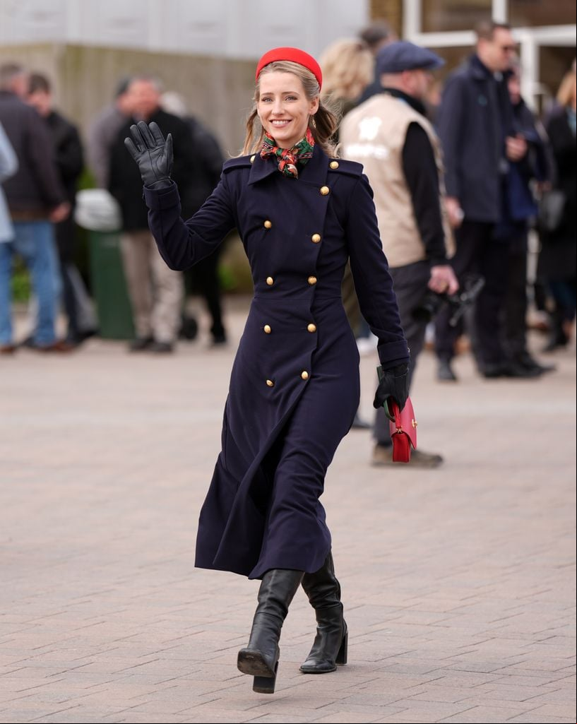 Look de invitada con rios coloridos en el Cheltenham 2025