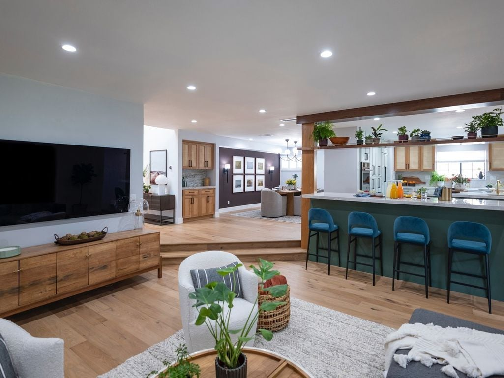 Cocina abierta con isla reformada por los hermanos Scott