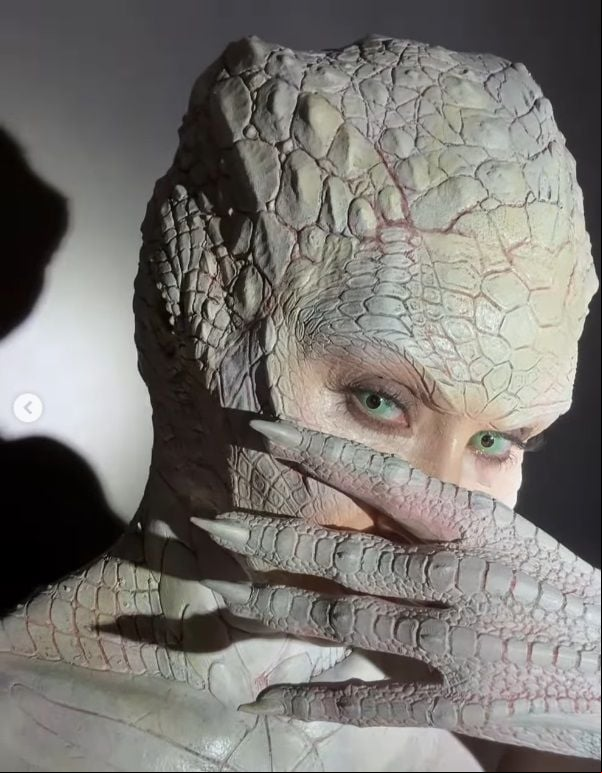 primer plano de Kim Kardashian disfrazada de caimán albino en Halloween 2024