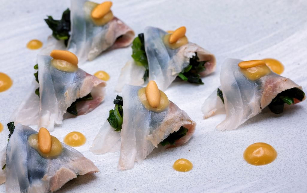 Este es uno de los varios usuzukuris que hacen en Kabuki, como el de lubina con mostaza japonesa, cebolleta, wakame y piñones.