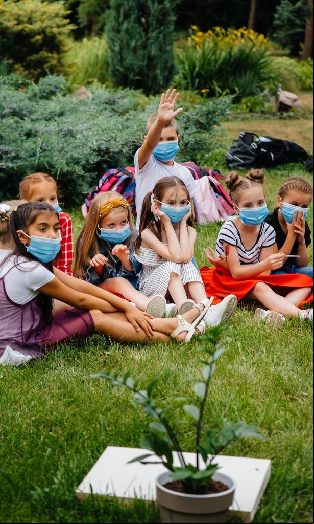 Niños reunidos en un entorno natural