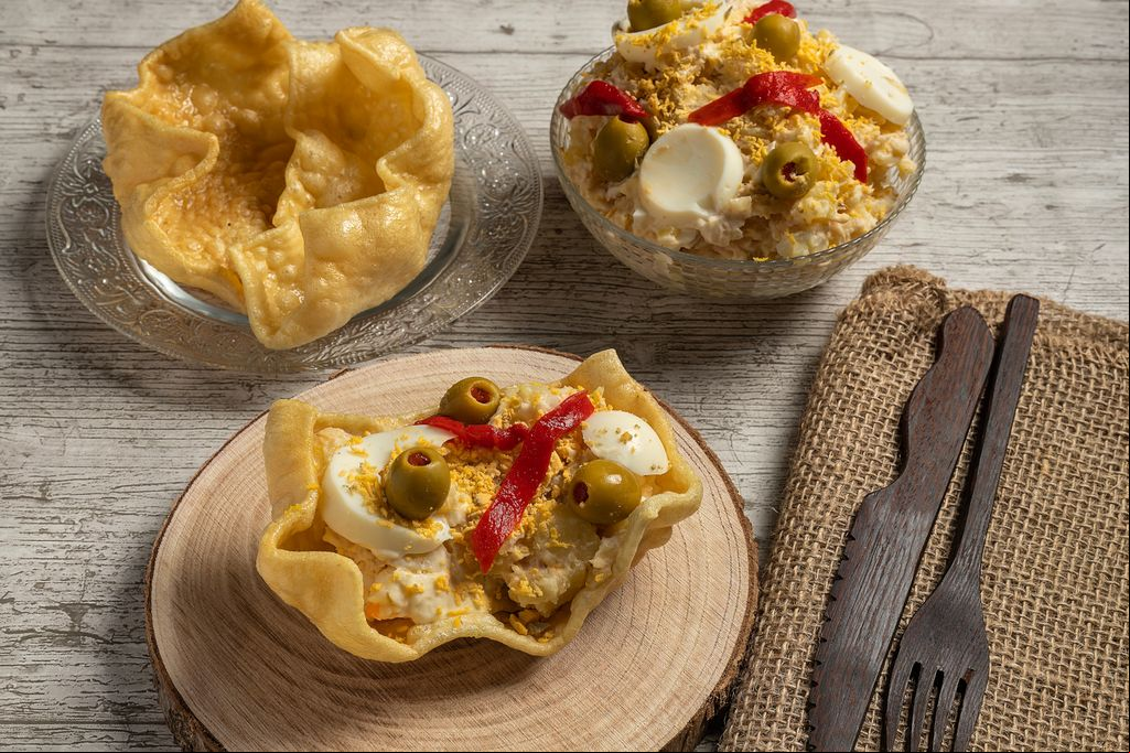 La conocida como 'paloma' es una de las tapas más populares de Salamanca, con una corteza de trigo en la base que está rellea de ensaladilla rusa.
