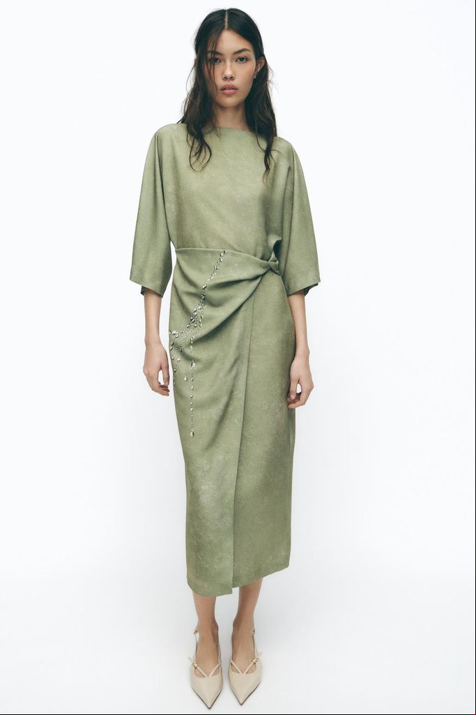 Vestido de invitada de Zara verdre drapeado