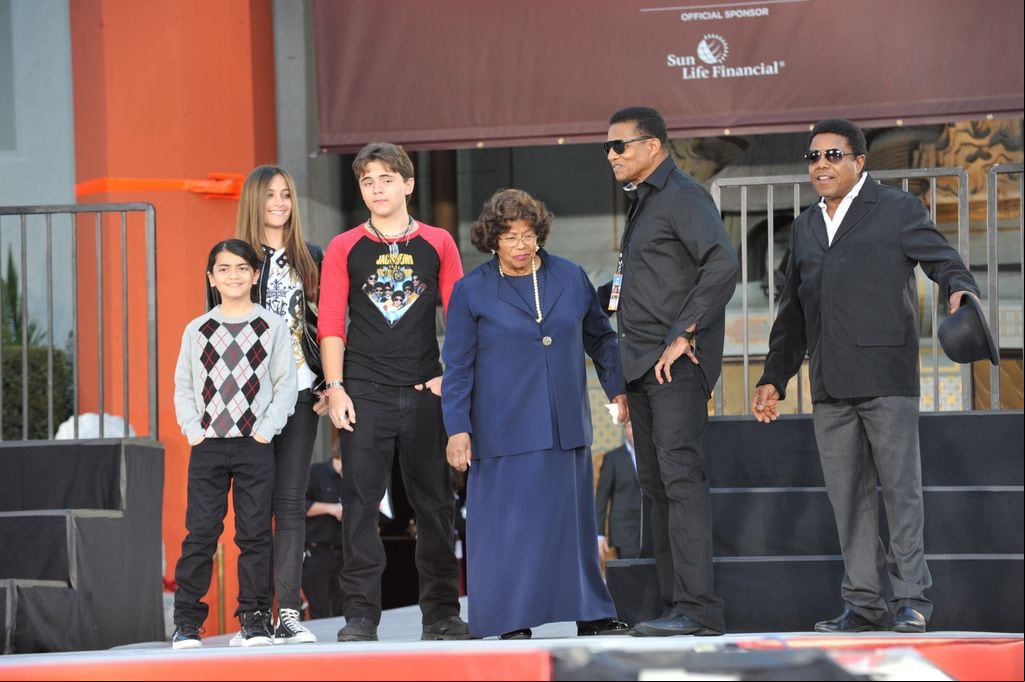 Los hijos de Michael Jackson, Tito y Jackie Jackson y Katherine Jackson en Los Ángeles, 2012