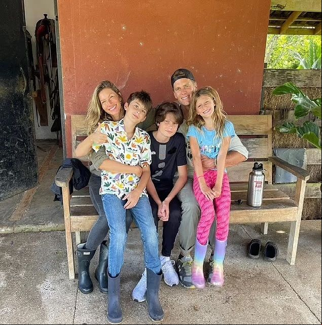 Gisele Bundchen y Tom Brady posando con sus hijos
