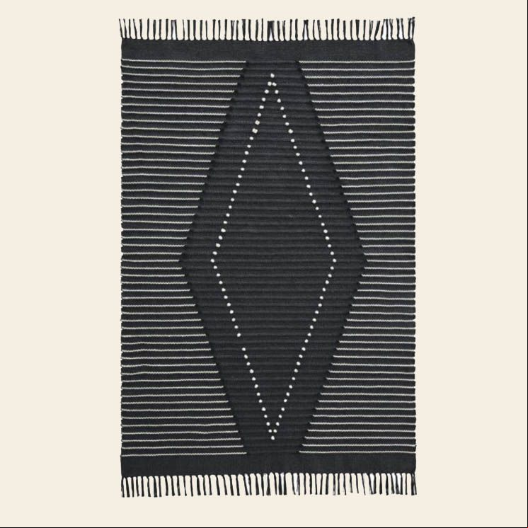 alfombra negra salon maisons du monde