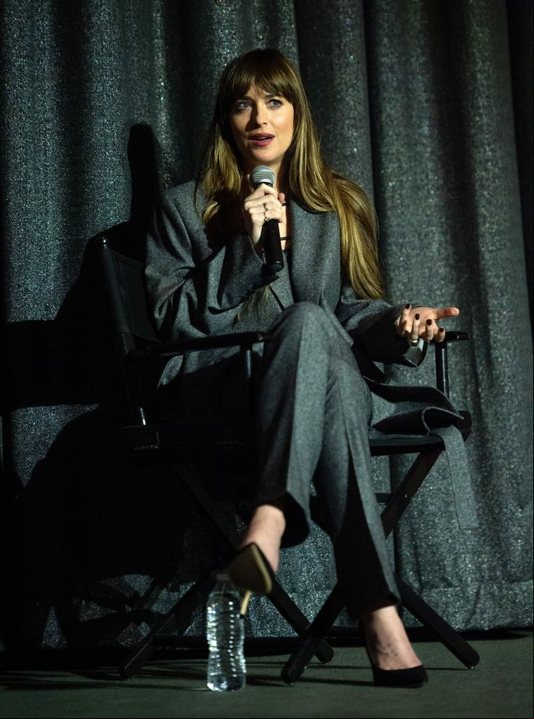dakota johnson sentada web