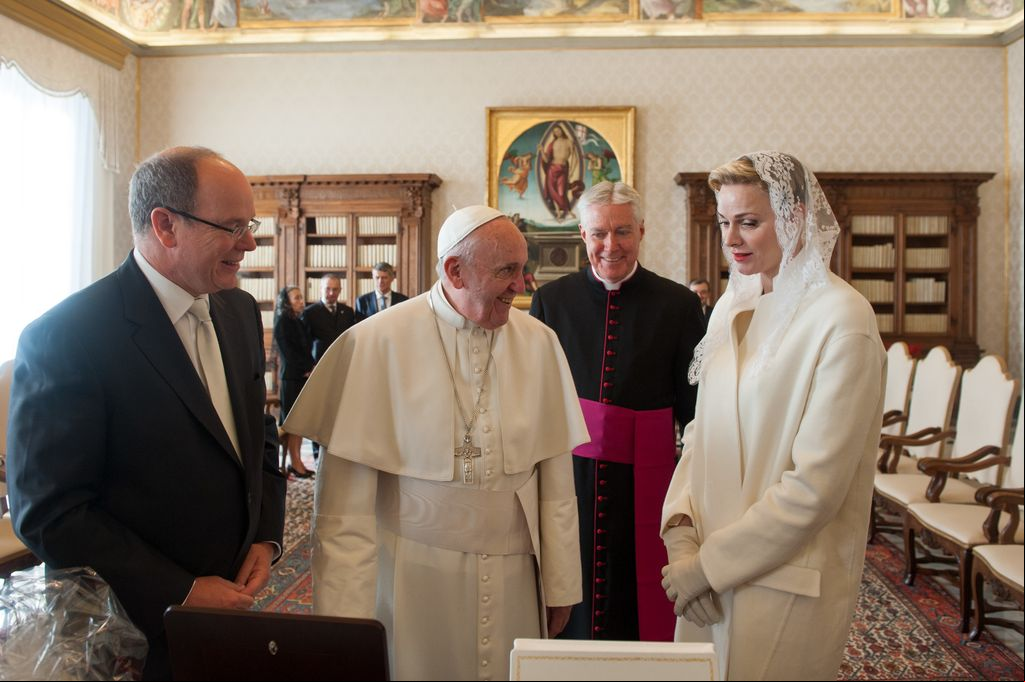 Alberto y Charlene de Monaco con el Papa Francisco