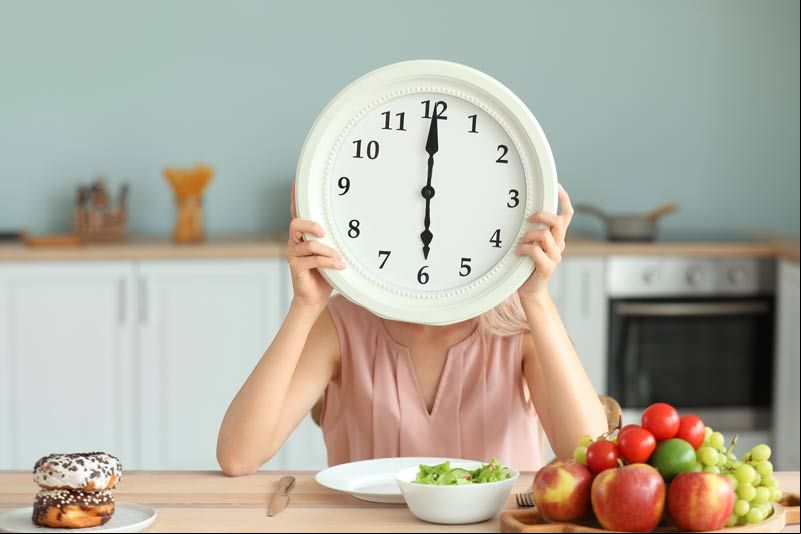 mujer comida reloj