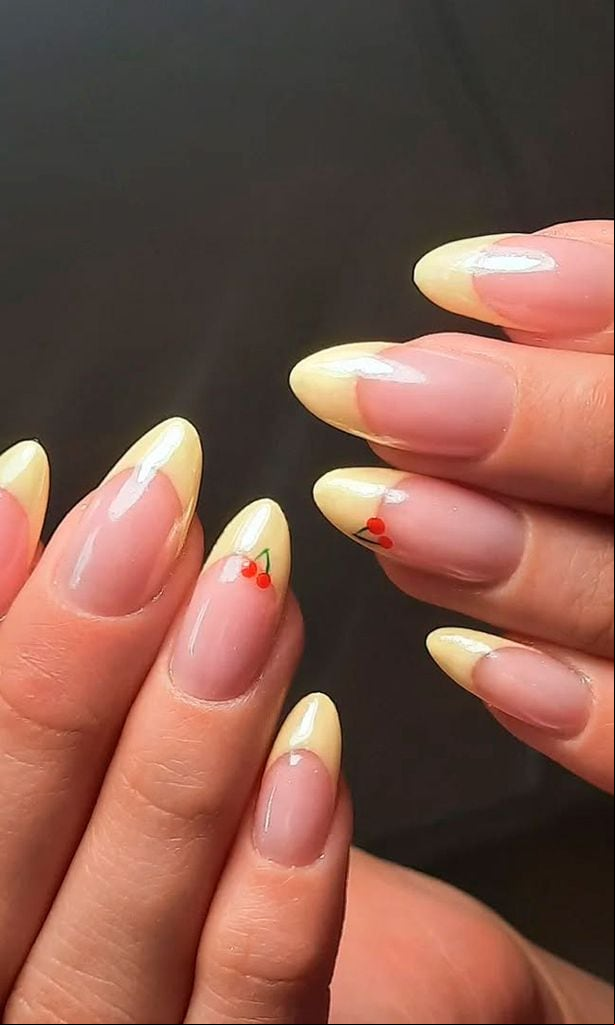 Manicura sa en amarillo pastel
