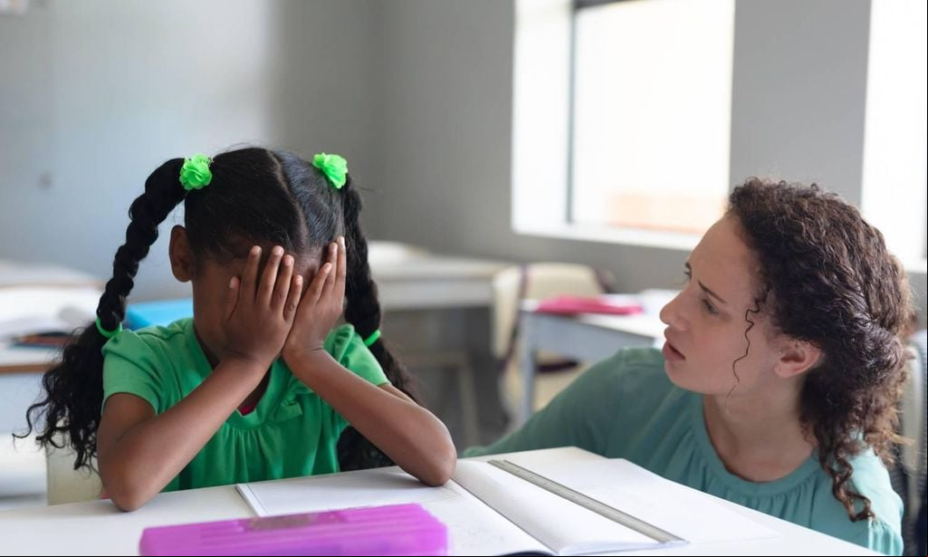 profesora preocupada por su alumna