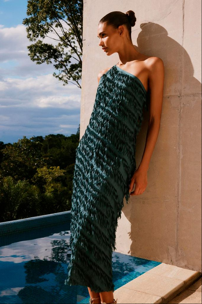 Vestido midi de invitada de flecos de Zara