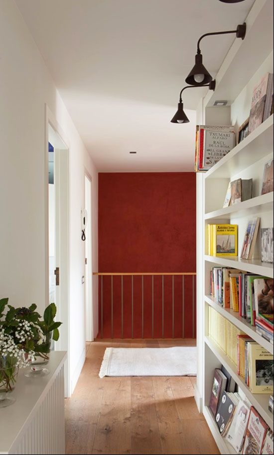 Pasillo con librería