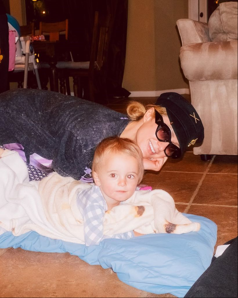 París Hilton junto a su hijo Phoenix.