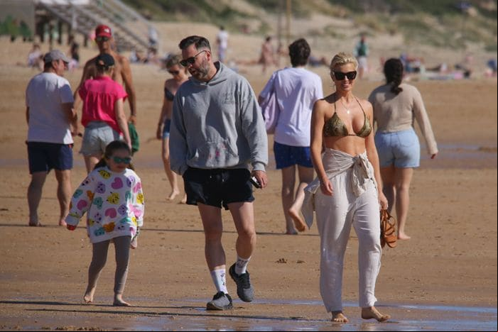 Adriana Abenia, de vacaciones en Cádiz con su marido y su hija