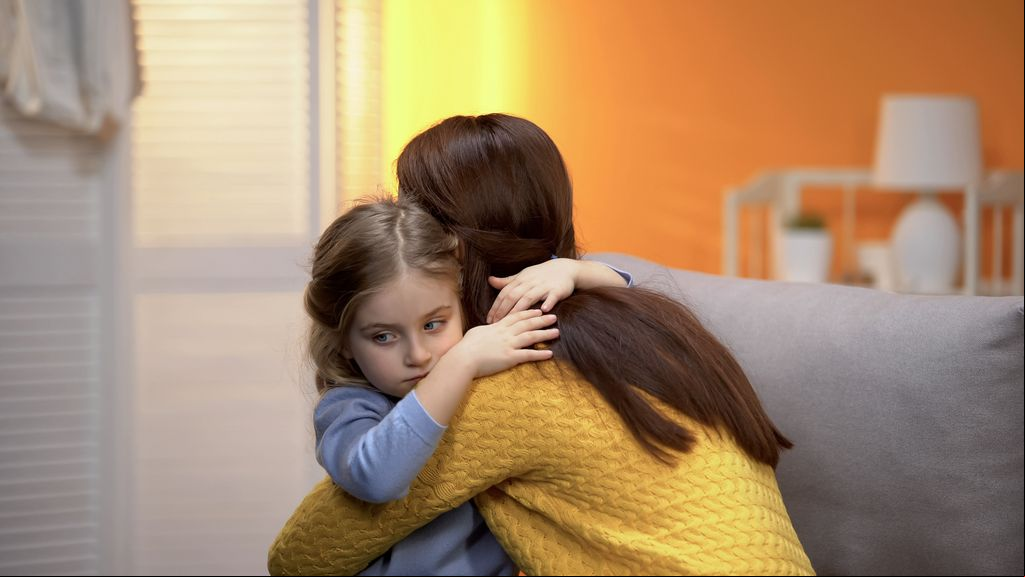 Madrastra abrazando a su hijastra