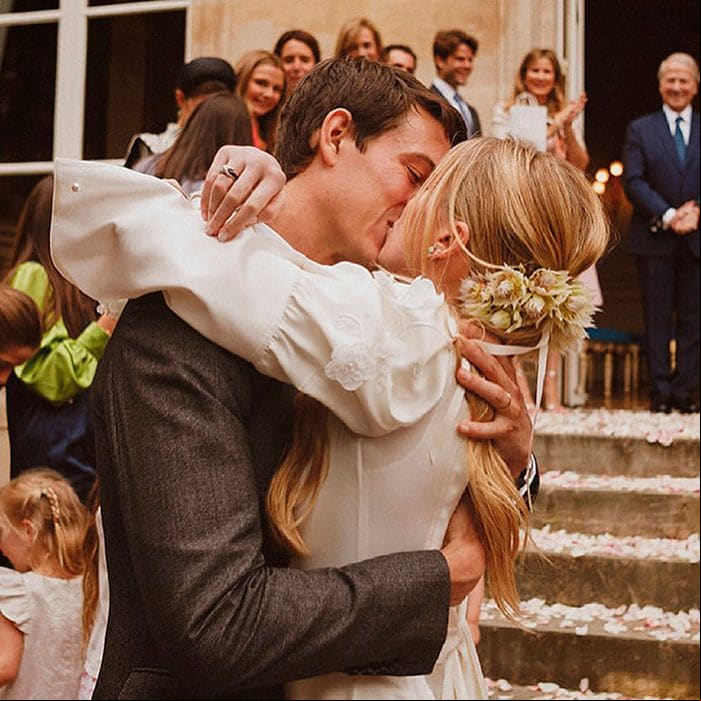 Beso entre Alexandre Arnault y Géraldine Guyot