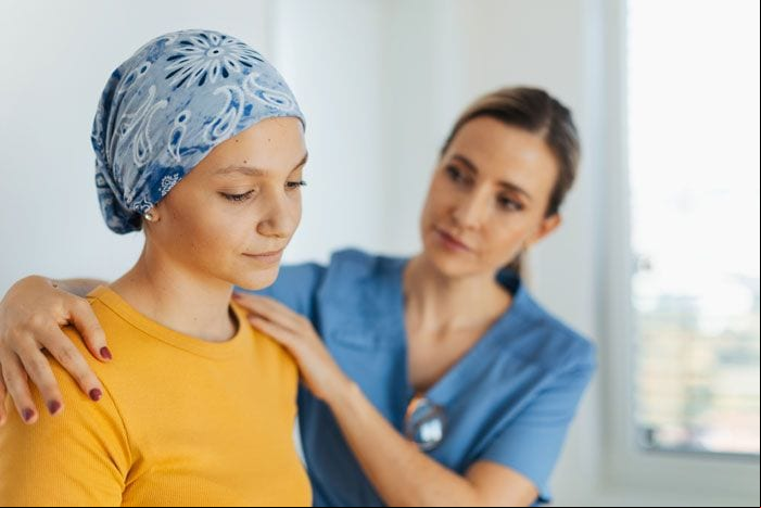 mujer con cáncer en el médico
