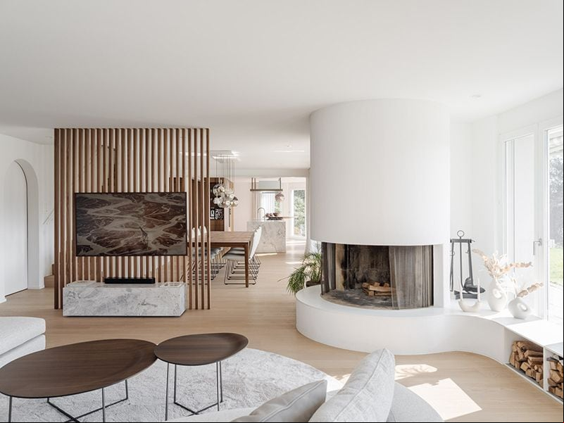 Salón en formas sinuosas con chimenea
