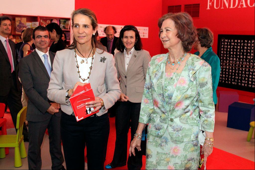 La infanta Elena y doña Sofía, en la feria de 2010