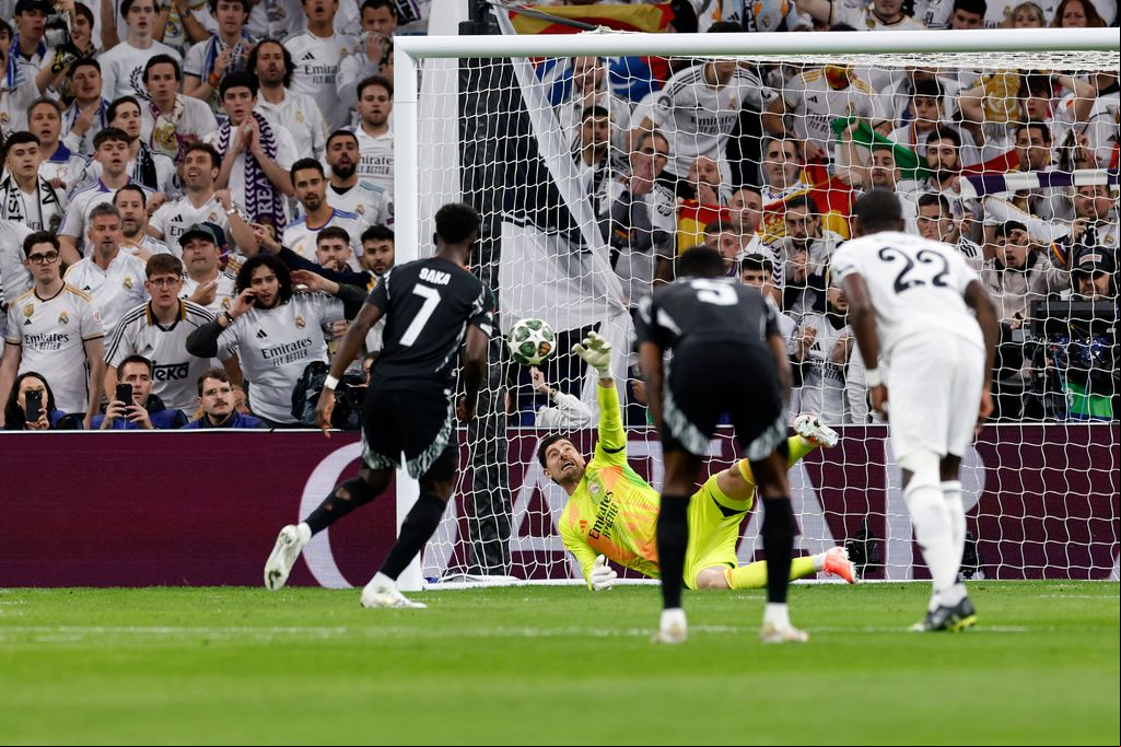 Momento en el que Courtois detiene el penalti al delantero Saka
