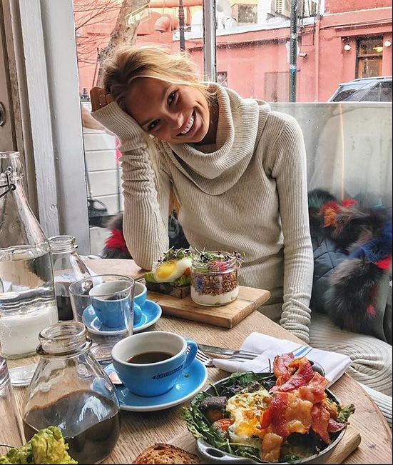 Romee Strijd con jersey de cuello vuelto desayunando
