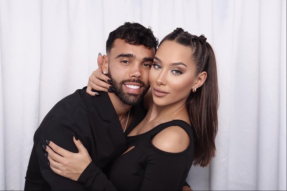 Tatiana Trouboul y David Raya abrazados