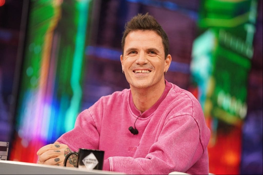Plano medio de Dani Martín en El Hormiguero