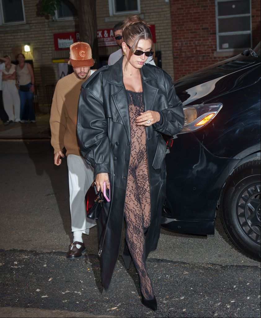 Hailey Bieber en Nueva York con mono de encaje transparente