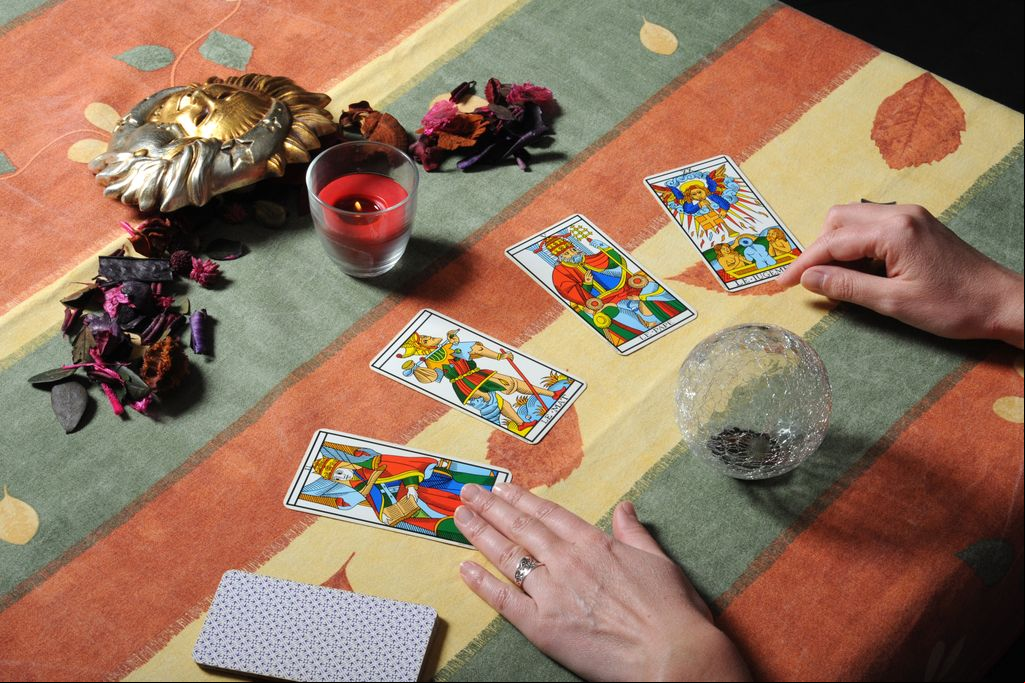 Una persona echando las cartas del Tarot