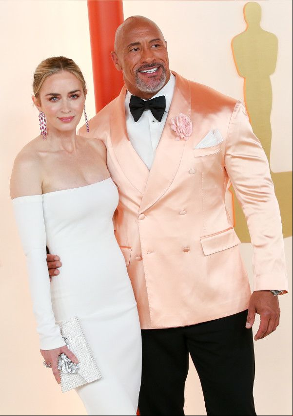 emily blunt y la roca en los oscar a