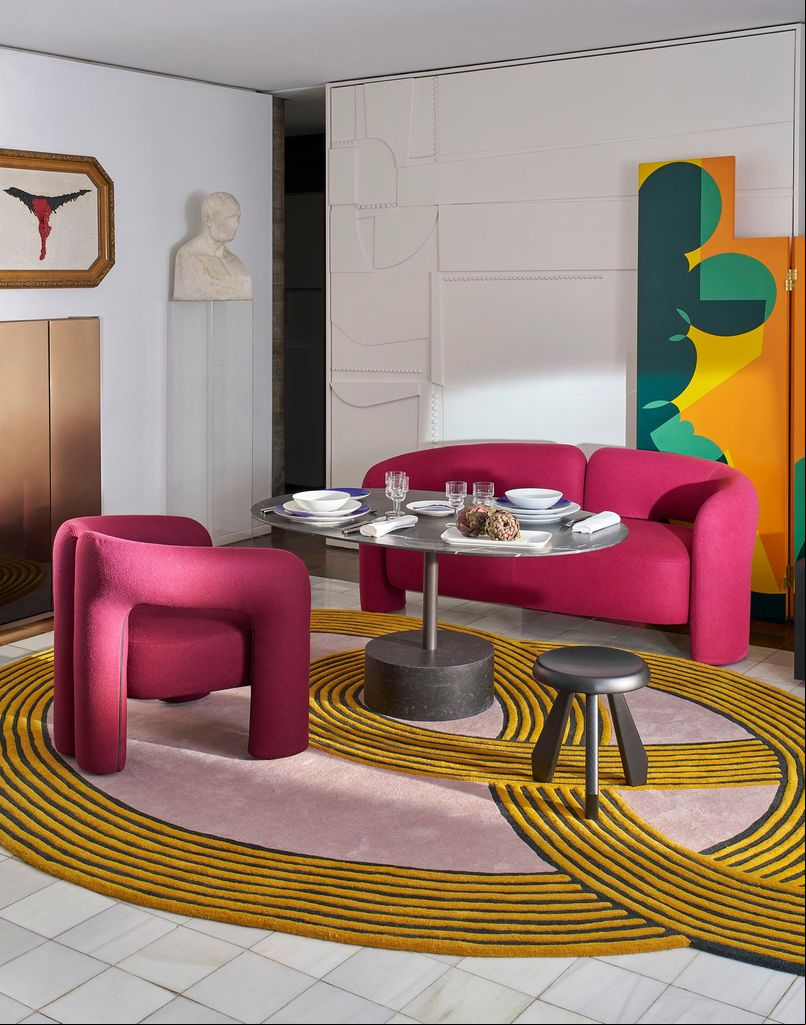 Sofá moderno tapizado en fucsia