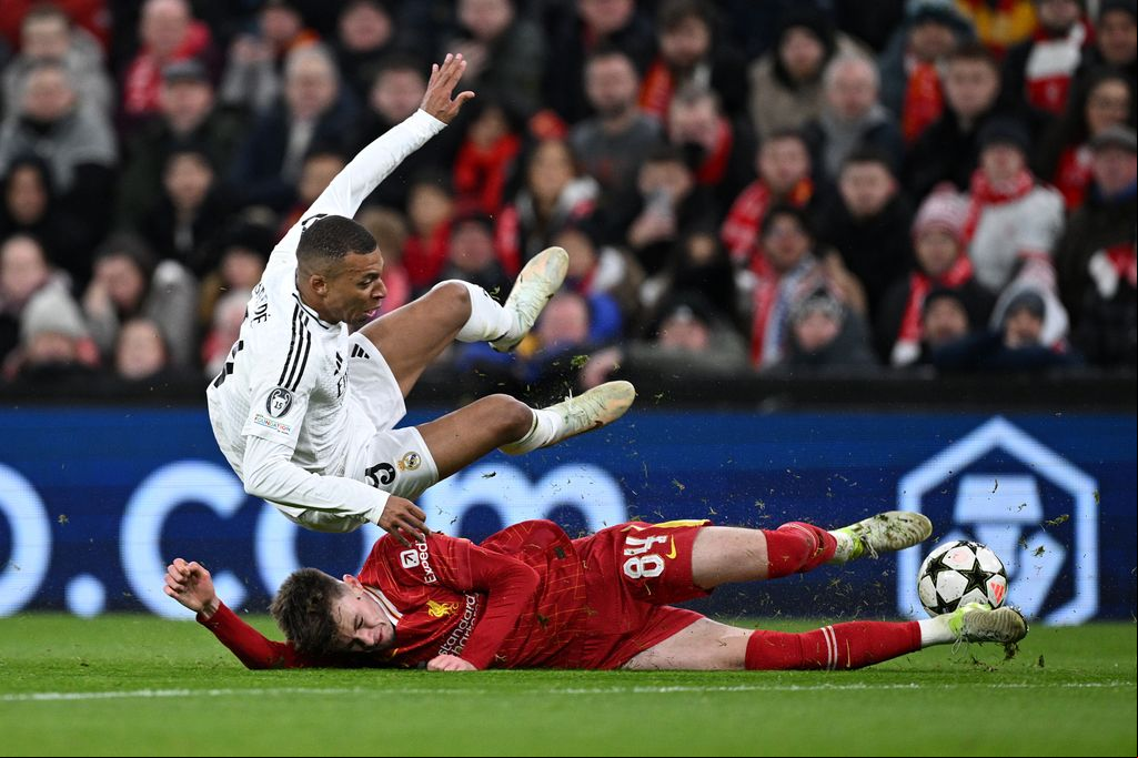 Plano medio de Kylian Mbappe y Conor Bradley en un partido de fútbol