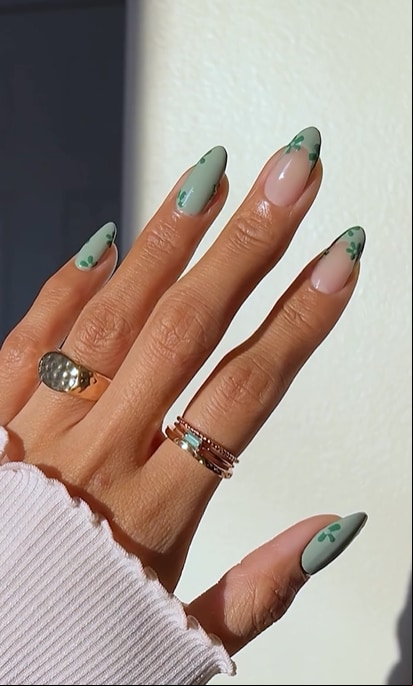 Manicura sa verde con flores verdes